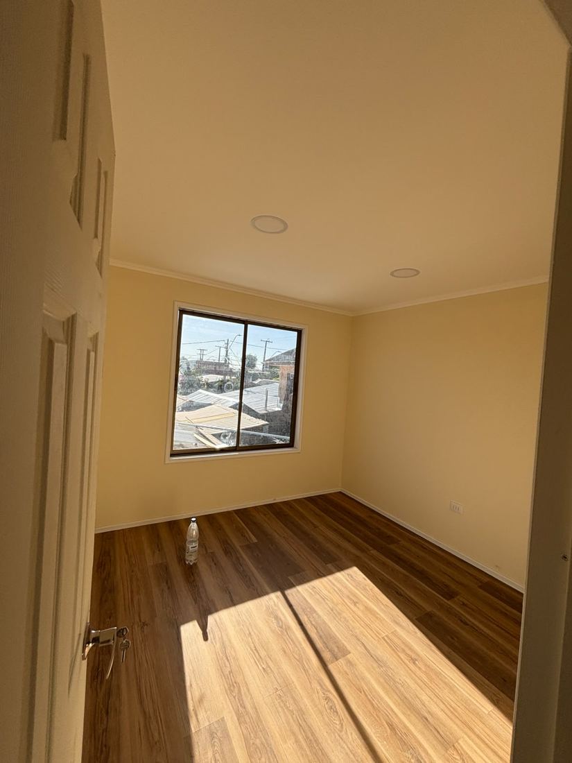 Dormitorio con piso flotante
