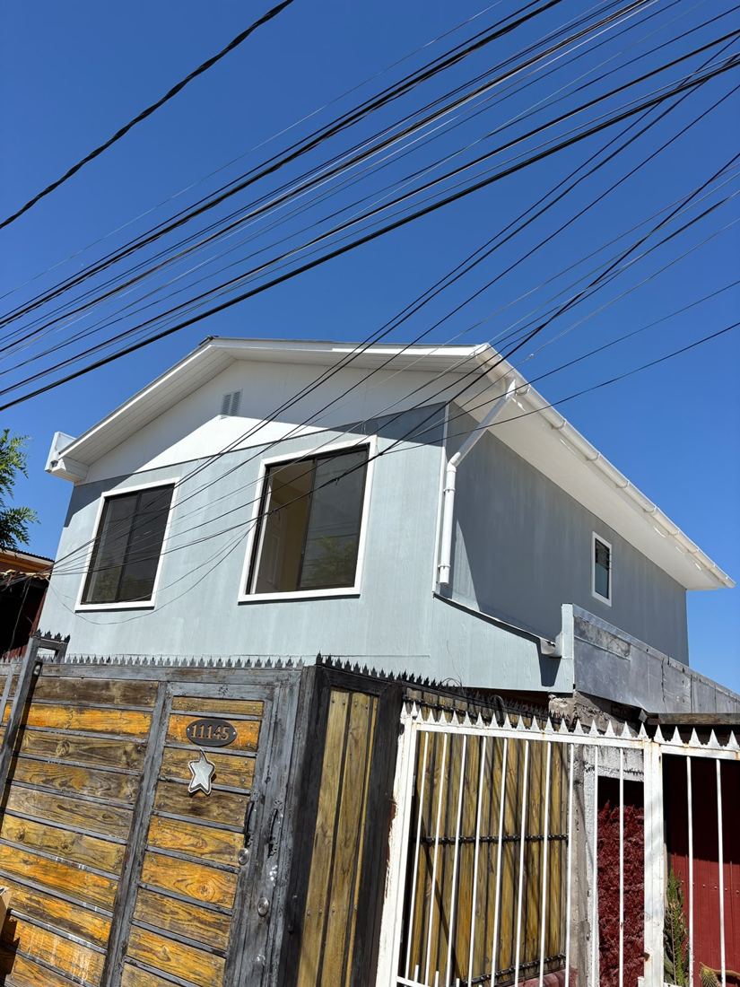 Segundo piso levantado sobre casa existente