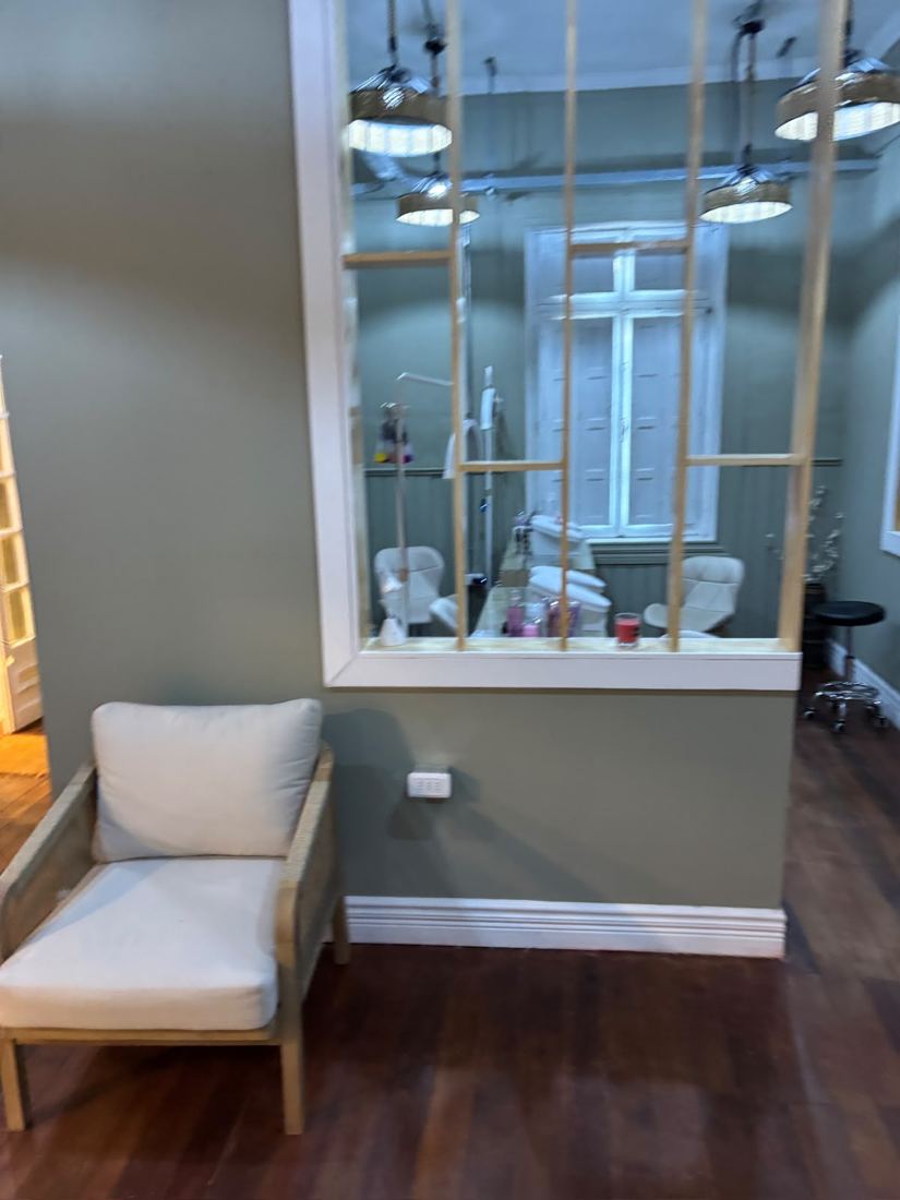 Sala de espera de salón de belleza con ventanal de madera