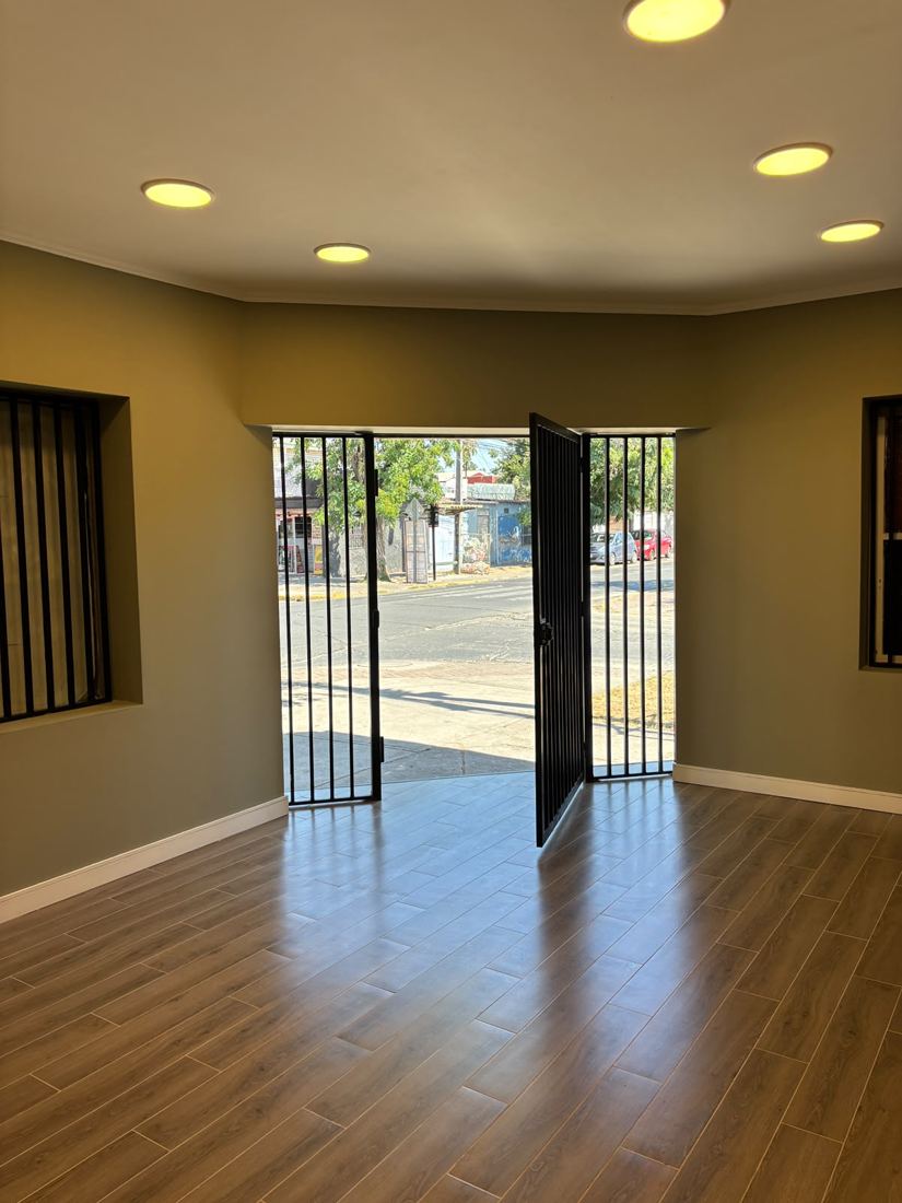 Acceso de salón de belleza con reja