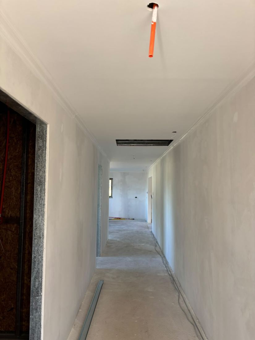 Pasillo empastado antes de instalar el piso