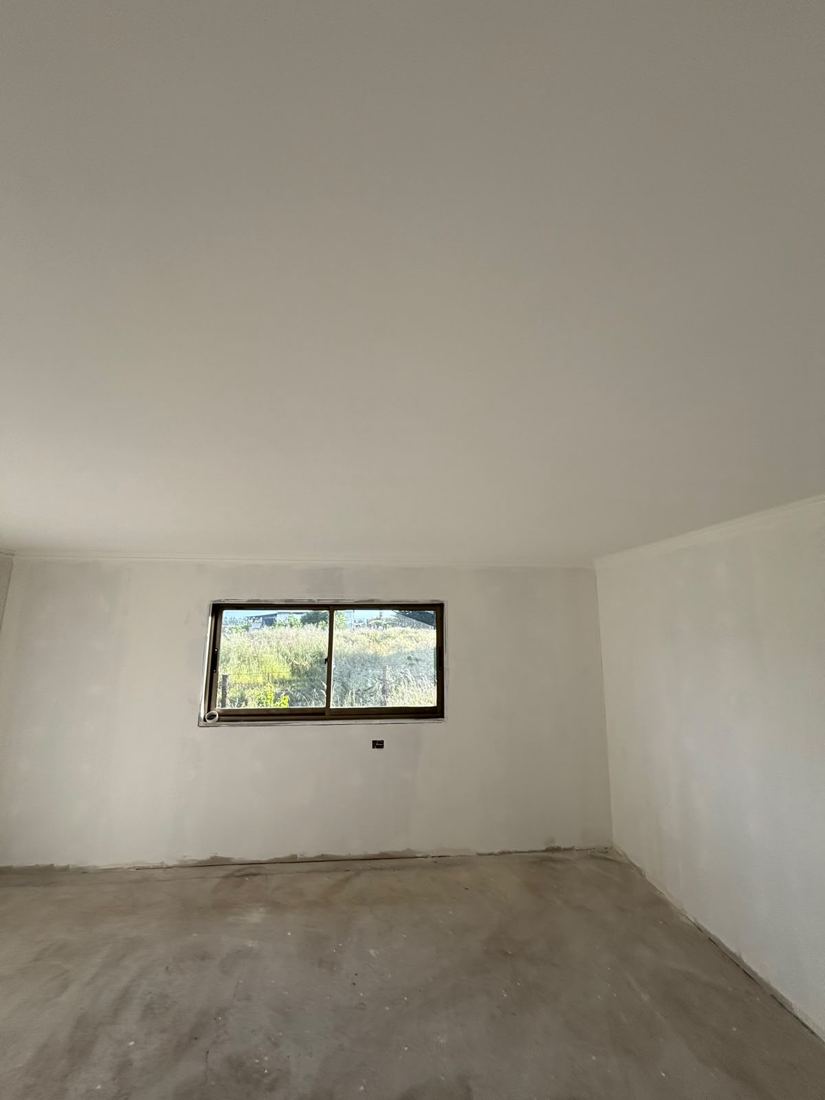 Sala en obra gruesa con radier