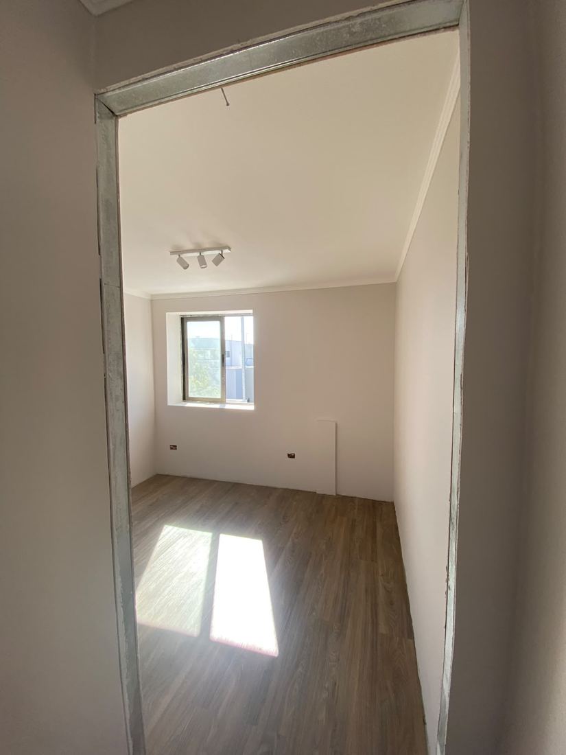Dormitorio visto desde la puerta, ya pintado