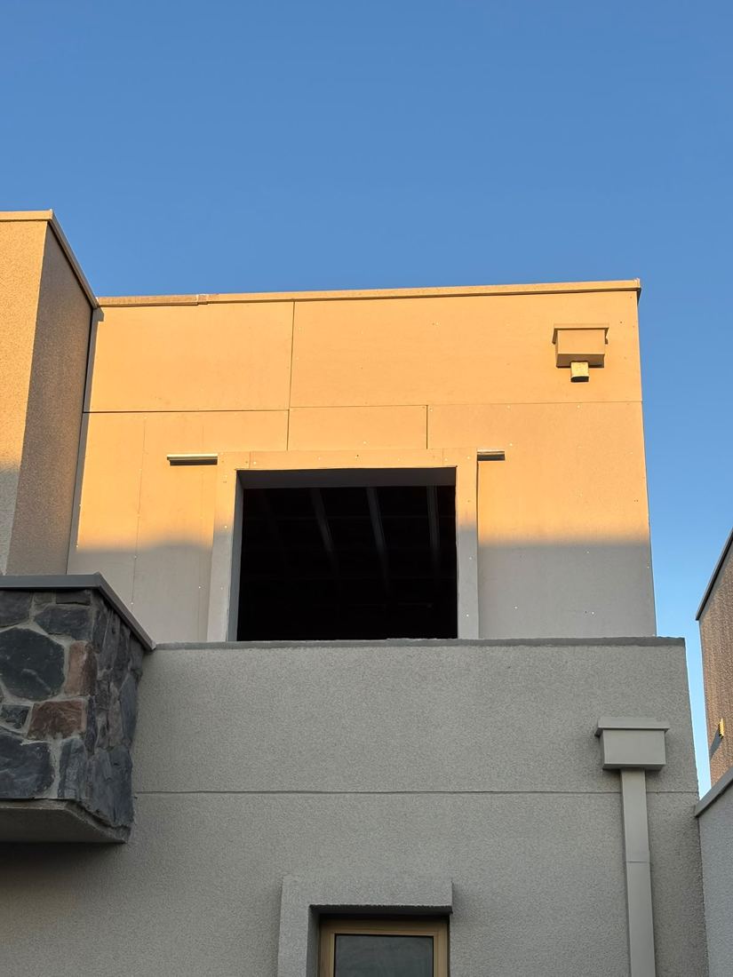 Fachada con el vano del dormitorio nuevo