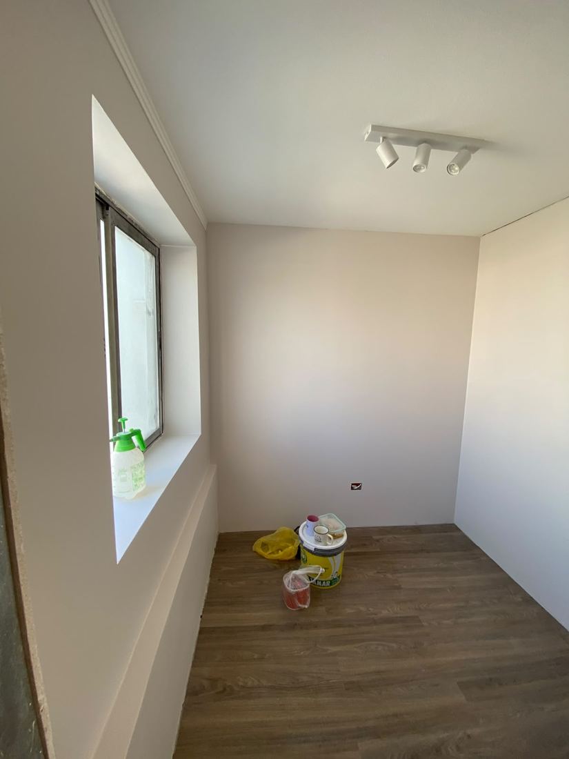 Dormitorio con riel de focos y piso flotante