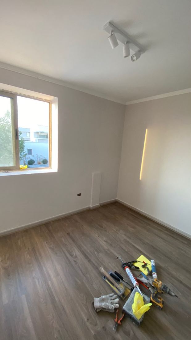 El mismo dormitorio terminado, con piso flotante y pintura