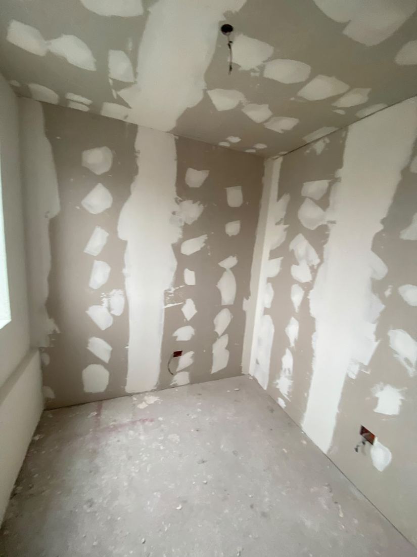 Dormitorio en obra con volcanita y pasta en las juntas