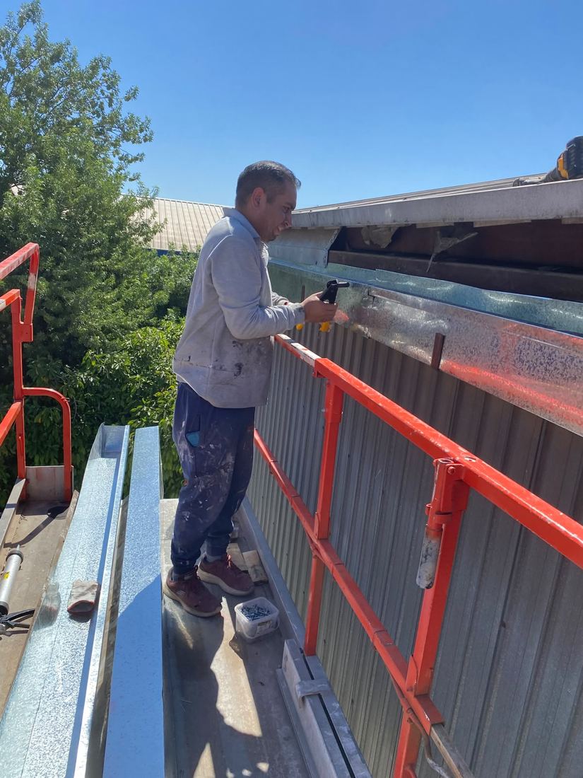 Instalación de canaleta desde plataforma elevadora