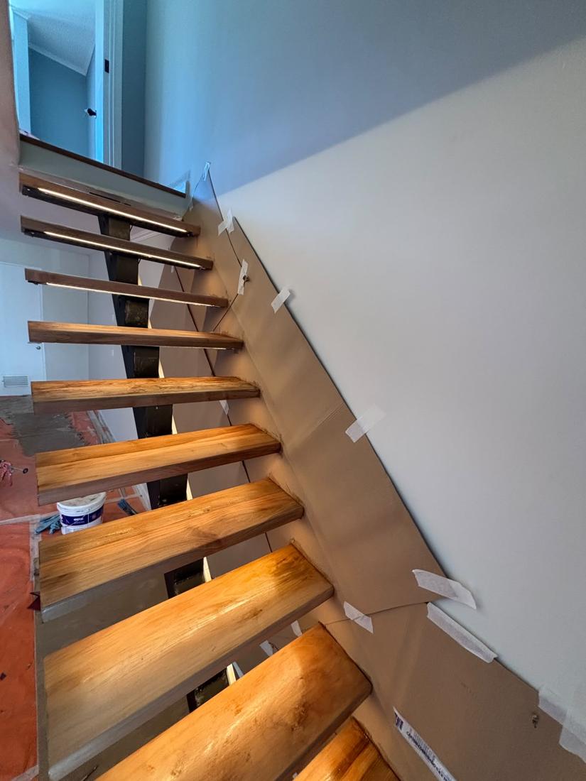 Escalera con peldaños de madera y luz LED