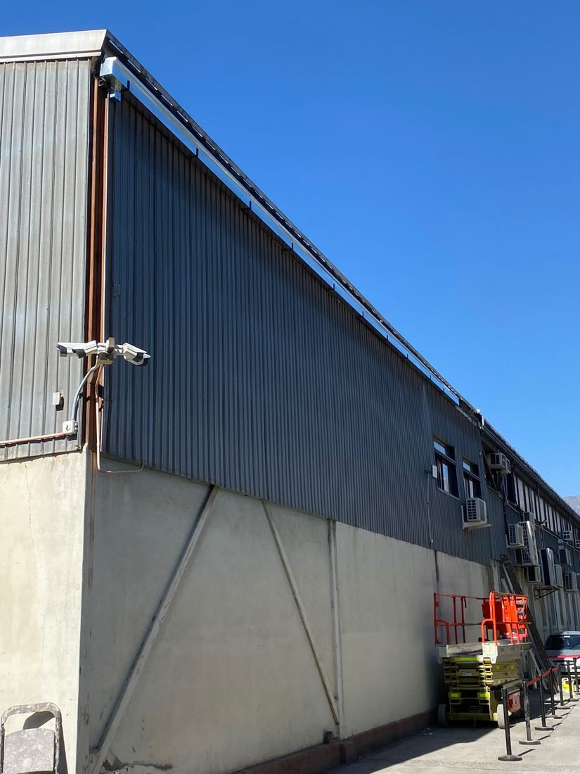 Fachada de galpón con canaleta nueva