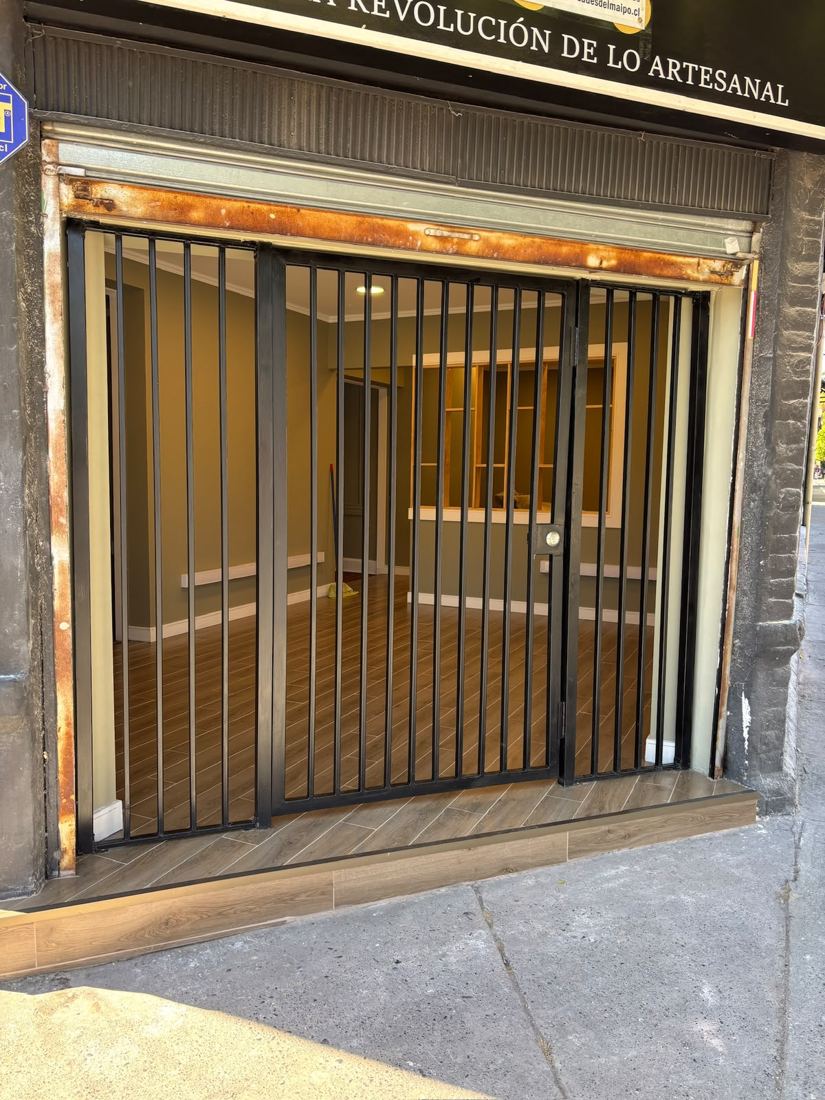 Local comercial con reja y vitrina