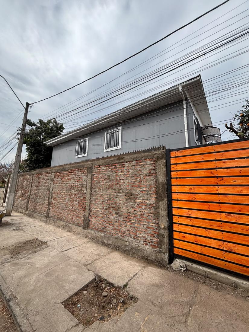 Ampliación en segundo piso y portón de madera