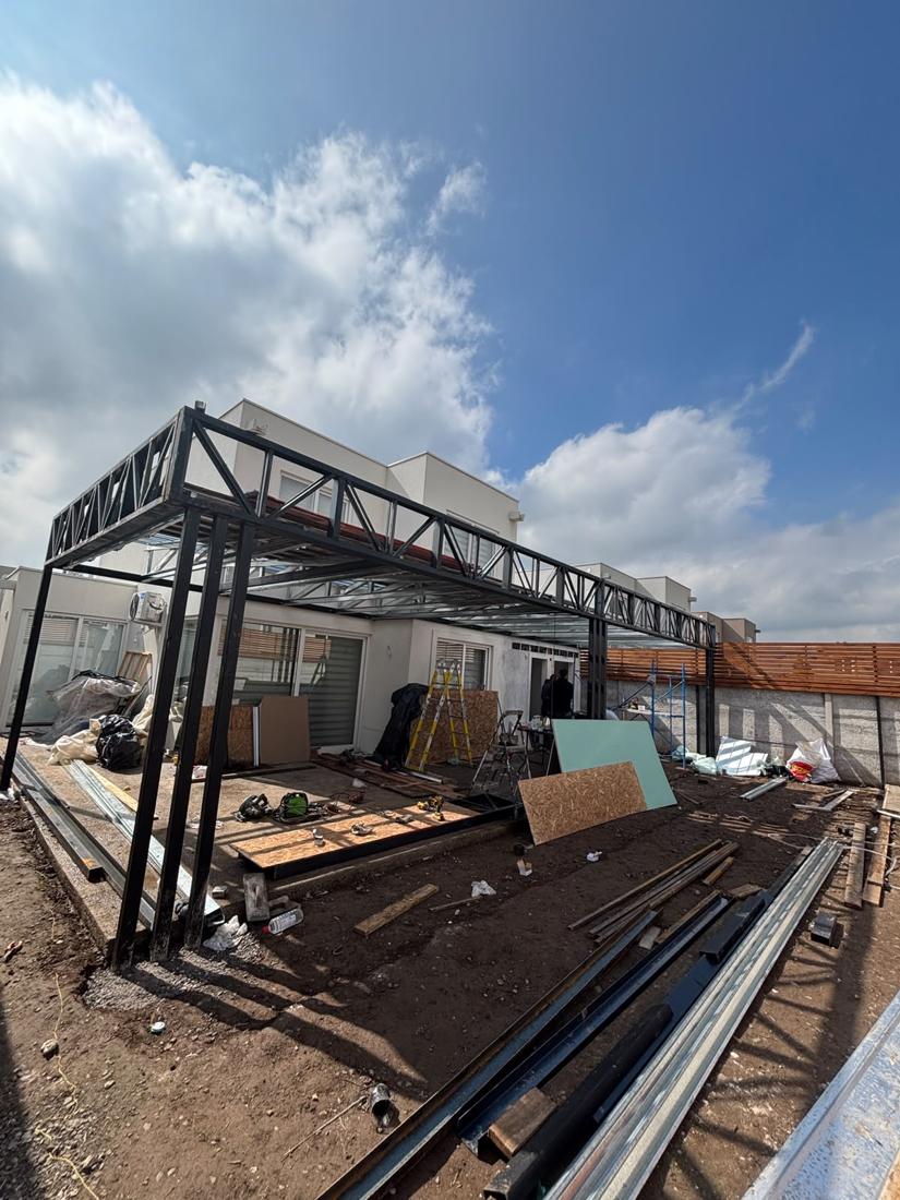 Estructura metálica de terraza en construcción