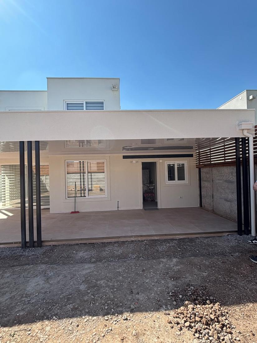Terraza con estructura metálica y celosía de madera